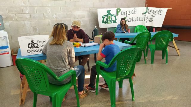 Durante la cuarentena se armaron kits para jugar en familia y abordar la problemática de la violencia intrafamiliar.