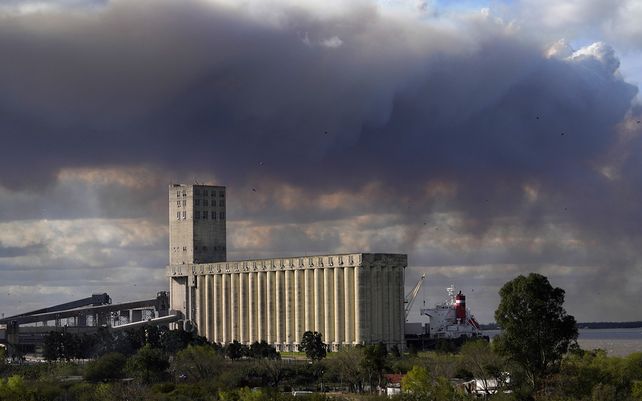 El humo vuelve a surcar el cielo rosarino pese al combate de los brigadistas en el territorio.