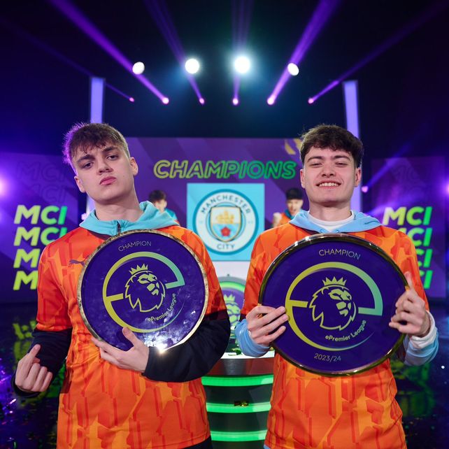 El rosarino Matías Bonanno (derecha) posa junto a su compañero el inglés Tekkz y el trofeo de la ePremier League.