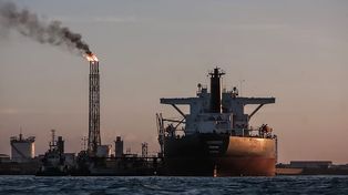 Mercados en alerta por la suba de las materias primas energéticas afecta a los mercados internacionales. Precios del petróleo y el gas se disparan por ataques a refinerías.