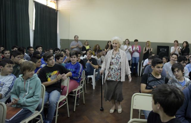 Estela de Carlotto disertó sobre derechos humanos y violencia de género en la escuela de Rouillón al 1100 bis. (Foto: Sebastián Suárez Meccia / La Capital)