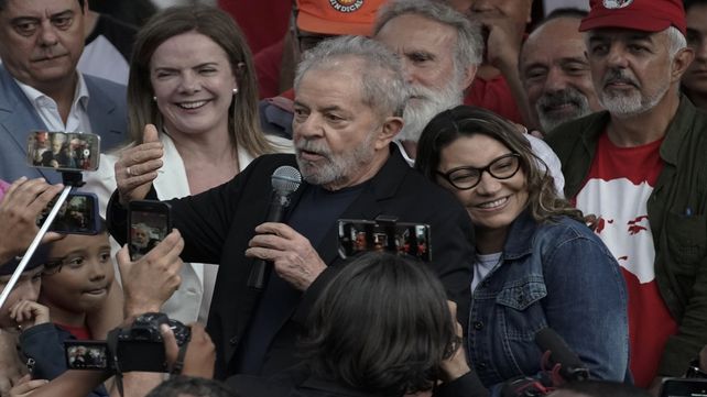 Lula despliega una pancarta de sus militantes junto a su pareja