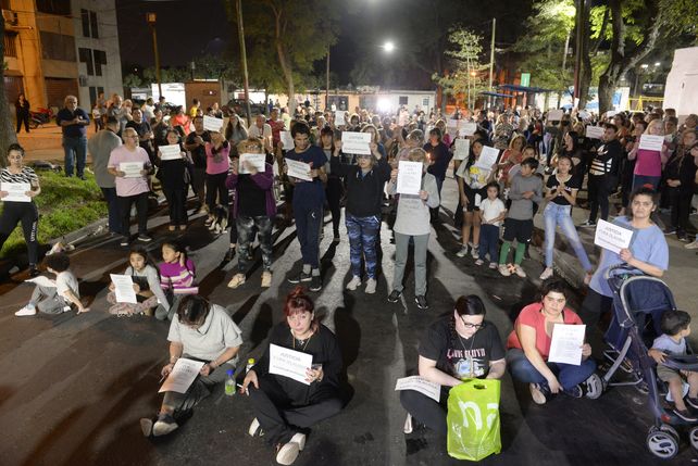 Conmoción. En el barrio del Parque del Mercado ayer se hicieron escuchar los vecinos en reclamo de seguridad.