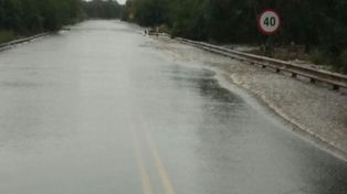 Cortes y desvíos en distintas rutas de la provincia por agua sobre la calzada