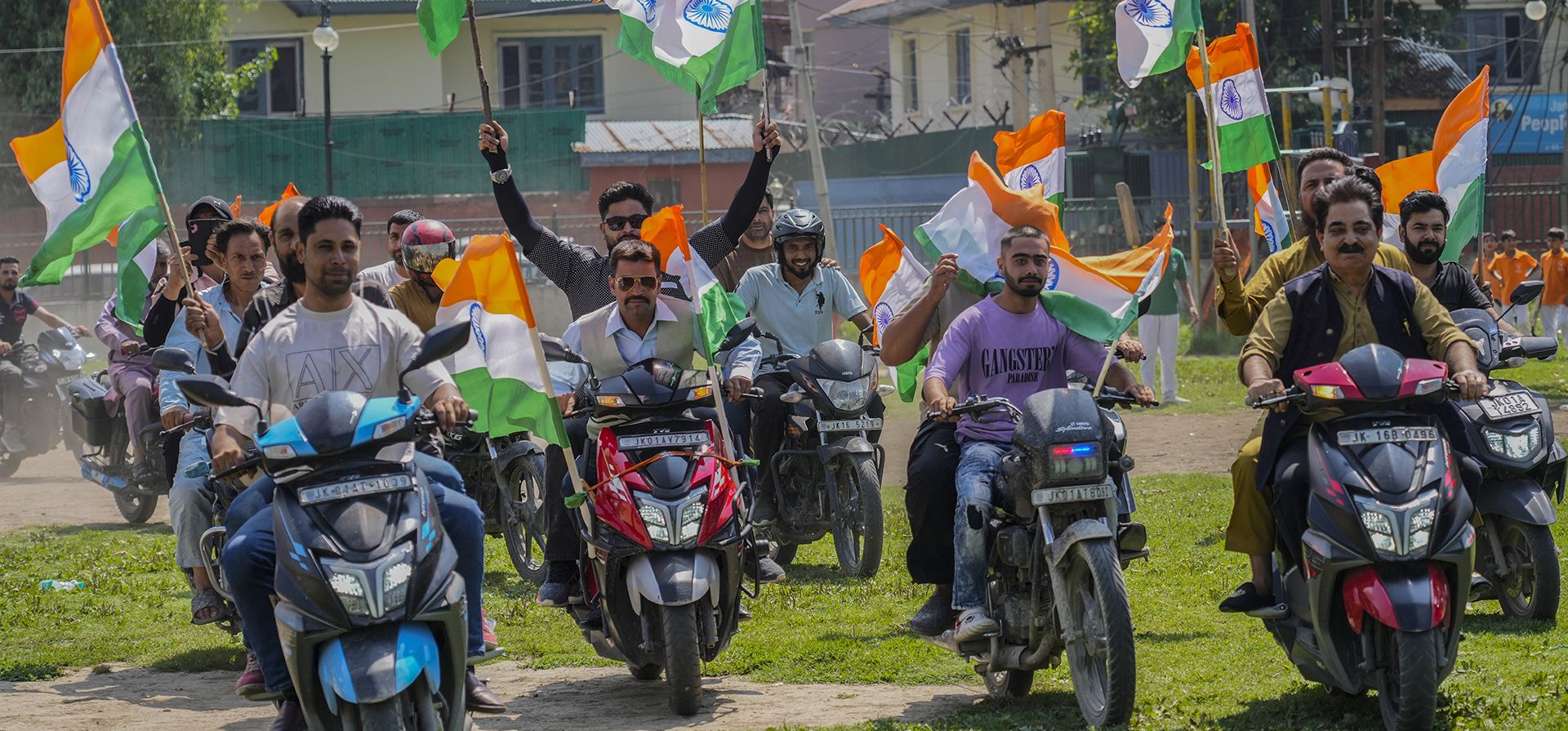 Partidarios del Partido Bharatiya Janata (BJP) participan en una manifestación de motocicletas con la bandera india antes de las celebraciones del Día de la Independencia de la India en Srinagar, en la Cachemira controlada por la India, el lunes 12 de agosto de 2024. (Foto AP/Mukhtar Khan) Partidarios del Partido Bharatiya Janata (BJP) participan en una manifestación de motocicletas con la bandera india antes de las celebraciones del Día de la Independencia de la India en Srinagar, en la Cachemira controlada por la India, el lunes 12 de agosto de 2024. (Foto AP/Mukhtar Khan)