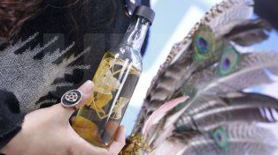 Este martes se conmemora el Día de la Pachamama, una jornada especial donde se honra y venera a la Madre Tierra. En América del Sur, es tradicional realizar una serie de ceremonias o rituales. En Argentina, una costumbre es beber caña con ruda, sin embargo poco se sabe sobre cómo tomar correctamente este brebaje.