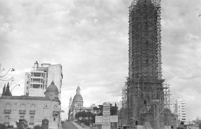 La construcción del Monumento inició en 1943 y terminó en 1957. Durante ese tiempo, los 20 de junio se celebraron en distintos lugares de la ciudad. 