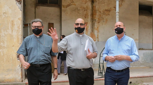 El gobernador Omar Perotti junto al arzobispo de Rosario, Eduardo Martín, y el cura Fabián Belay.