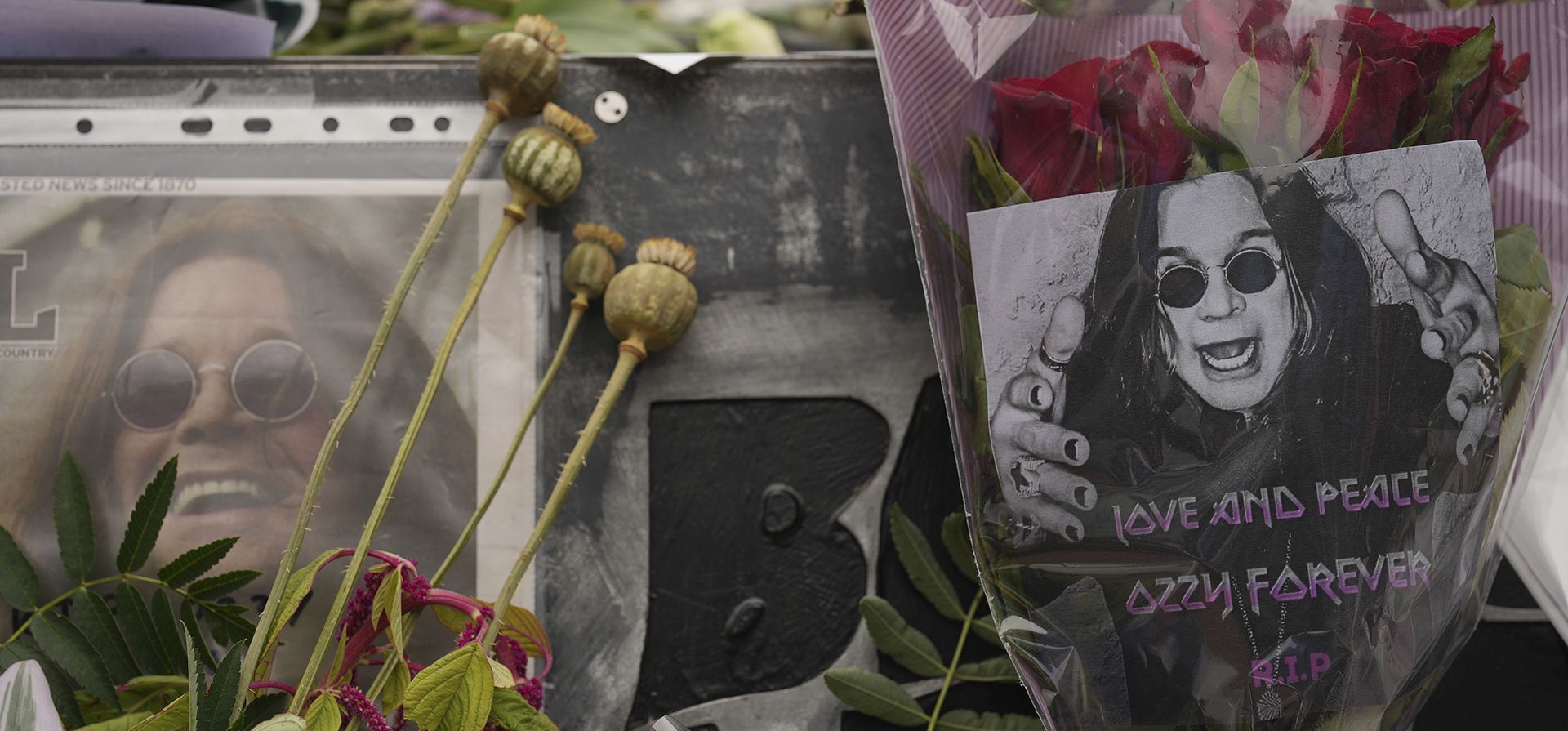 Los fans dejan flores y mensajes para conmemorar la muerte de Ozzy Osbourne en el puente Black Sabbath en Birmingham, el miércoles 23 de julio de 2025. (Foto AP/Kin Cheung)