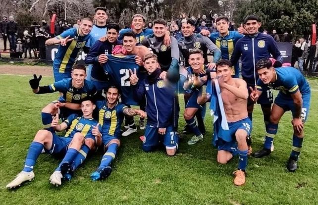 El plantel canalla en plena celebración. Ganó el clásico y es único líder del Molinas.