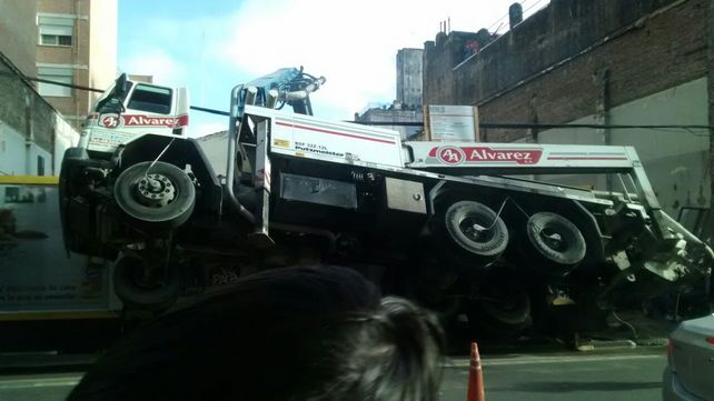 Un camión de una empresa constructora volcó y quedó apoyado sólo por sus ruedas traseras