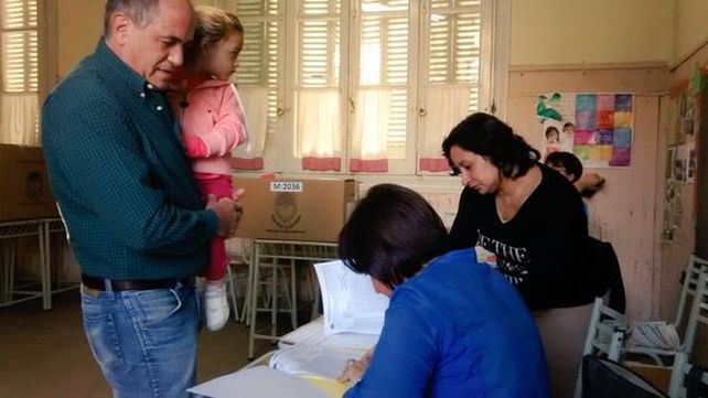 Las autoridades y precandidatos se acercan a las urnas