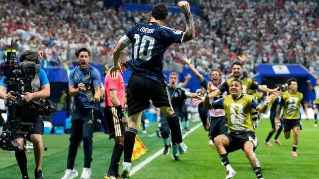 Messi y la nuevo icónica camiseta azul número 10 de la selección argentina. Un tremendo retrato para revivir la historia de Maradona