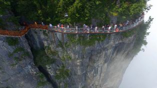 China habilita escalofriante pasarela construida en vidrio