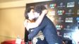 apasionado beso de giselle itie y guilherme winter en plena conferencia de prensa