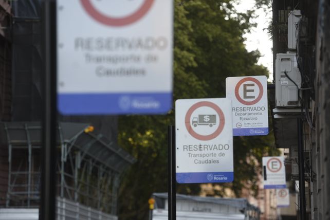 El proyecto se sustenta en la necesidad de revisar permisos especiales de estacionamiento para dependencias públicas