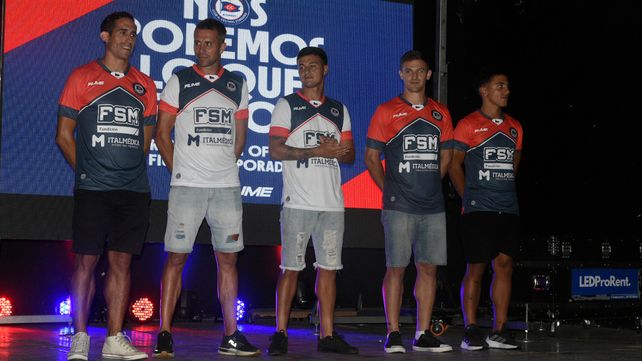 Los futbolistas de Central Córdoba lucen la nueva indumentaria. Ahora les queda salir a la cancha.