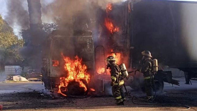 El incendio destruyó por completo la cabina del conductor de un camión Iveco.