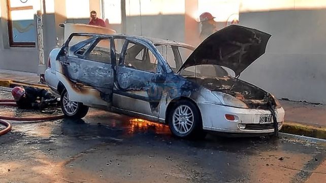 Automóvil se incendió por completo en calle Chile de Paraná
