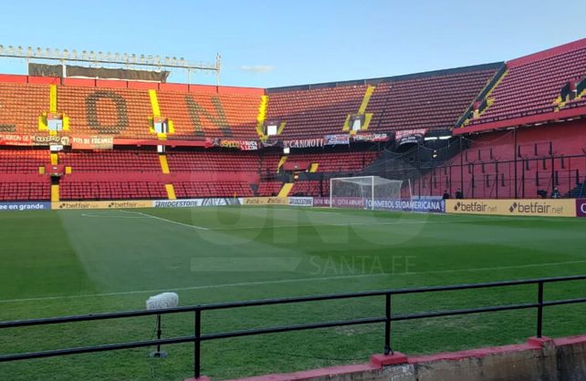 El campo de juego del estadio de Colón luce mejor que nunca