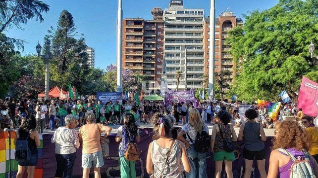 Cientos de mujeres y disidencias santafesinas se manifestaron en la Plaza 25 de Mayo. 