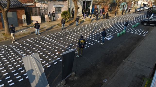 El 26 de agosto de 2022 Génova al 2400 se vio tapizada por ladrillos de cocaína que una banda trasnacional pretendía enviar a Dubai.
