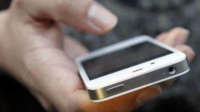 ¿Por qué la pantalla del celular no nos funciona con los dedos mojados?