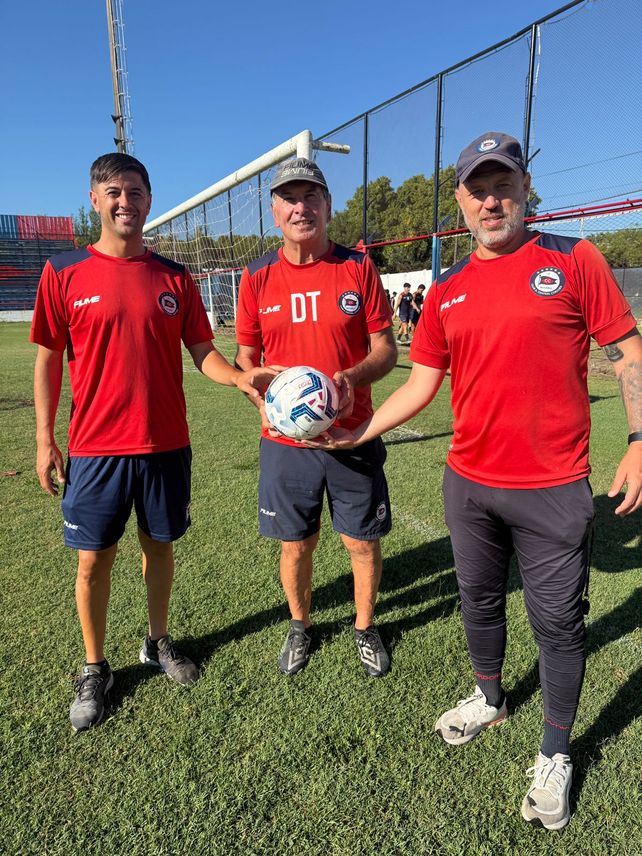Central Córdoba. Martín Mustachi es el técnico de la primera local. En la foto está junto a Daniel Teglia y Diego Acoglanis.