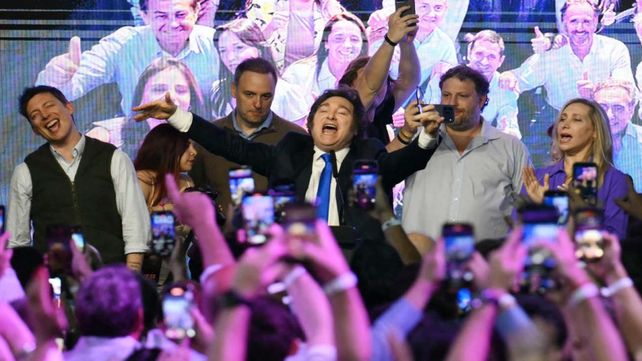 Un eufórico Javier Milei festeja el triunfo nacional de La Libertad Avanza en las elecciones de medio término.