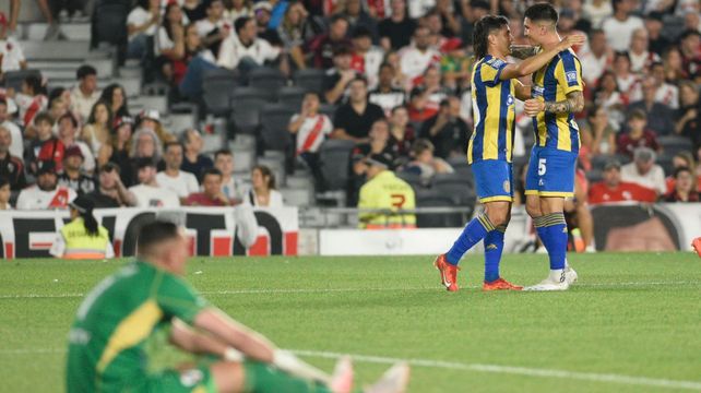 Malcorra festeja con Ferreira el primero de Central ante River. Centro del 10 y testazo a la red del paraguayo en el Monumental.