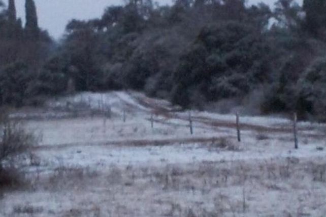 Los primeros copos de nieve tapizan de blanco las Sierras