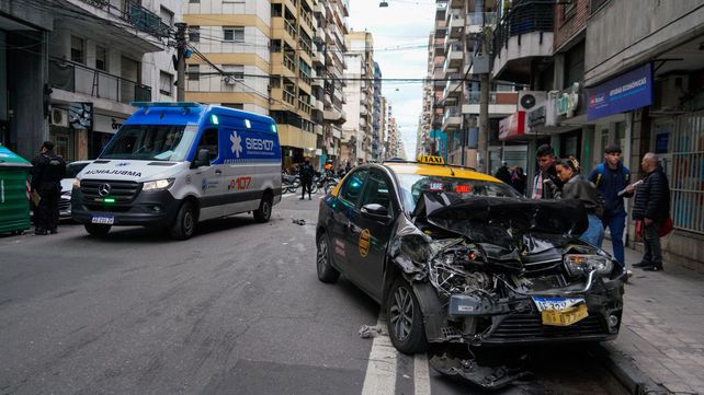 El choque provocó un corte de tránsito temporal en calle Corrientes.