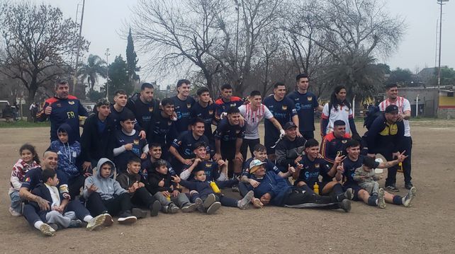 Rosarina. El plantel de Defensores Unidos festejó en Ludueña