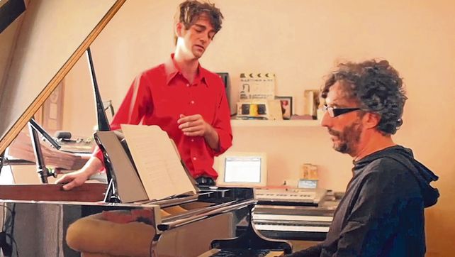 Equipo. Pablo Dacal junto a Fito P&aacute;ez en el valioso y premiado trabajo del director Juli&aacute;n Chalde.