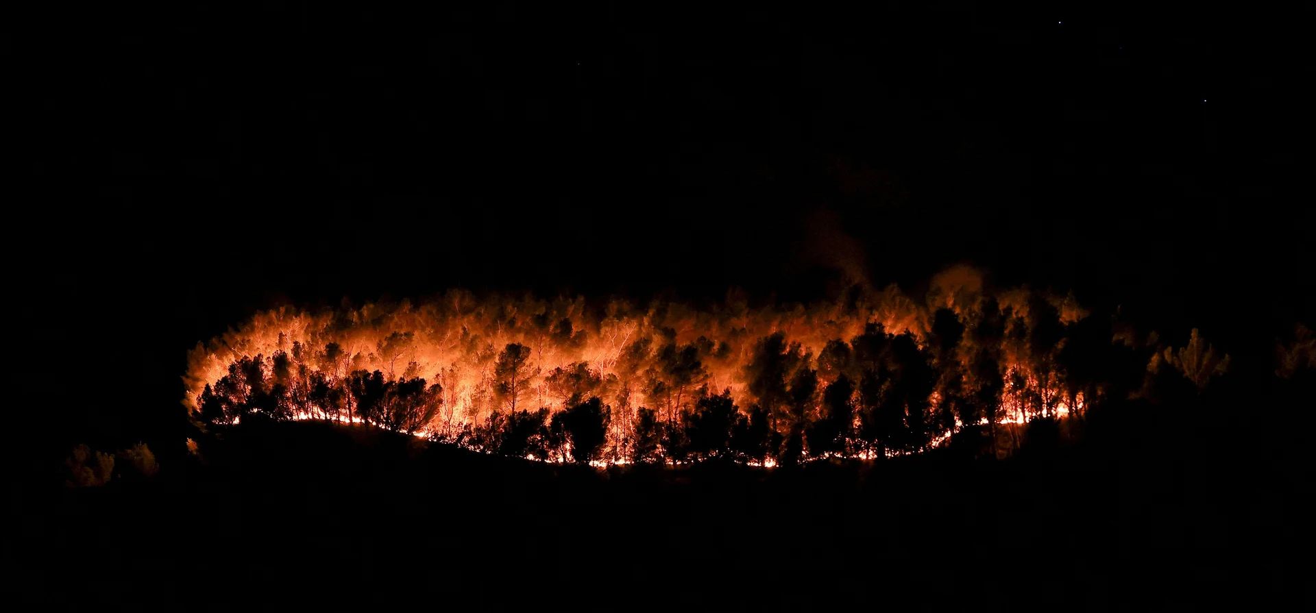 Miles de árboles se queman durante un incendio forestal, Martigues, Francia. Fotografía: Manon Cruz/Reuters Miles de árboles se queman durante un incendio forestal, Martigues, Francia. Fotografía: Manon Cruz/Reuters
