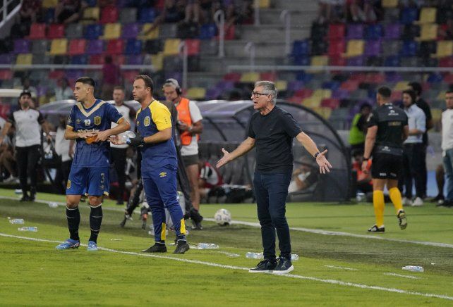 Ariel Holan se vio en la obligación de meter mano en el equipo de Central.