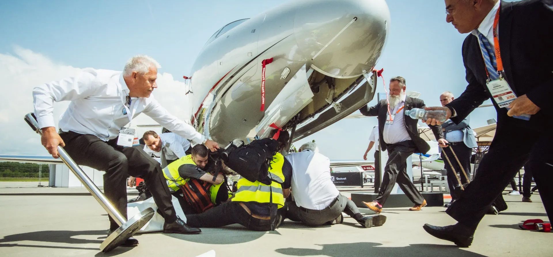 Ginebra, Suiza. Activistas que apoyan a Greenpeace, Stay Grounded, Extinction Rebellion, Scientist Rebellion y otros grupos climáticos son retirados por el personal de seguridad mientras sostienen pancartas durante una manifestación contra los aviones privados en una convención de aviación. Fotografía: Thomas Wolf/Stay Grounded/Reuters Ginebra, Suiza. Activistas que apoyan a Greenpeace, Stay Grounded, Extinction Rebellion, Scientist Rebellion y otros grupos climáticos son retirados por el personal de seguridad mientras sostienen pancartas durante una manifestación contra los aviones privados en una convención de aviación. Fotografía: Thomas Wolf/Stay Grounded/Reuters