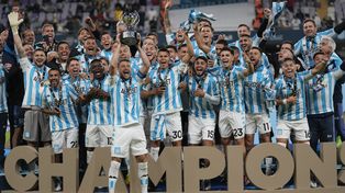 Iván Pillud levanta la Supercopa Internacional. Racing le ganó a Boca 2 a 1 en Emiratos Árabes y se consagró campeón.