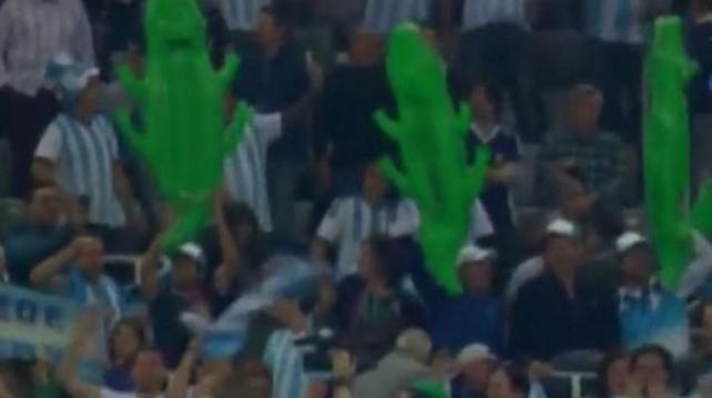 El color y calor es del público argentino: así apoyan a Mayer