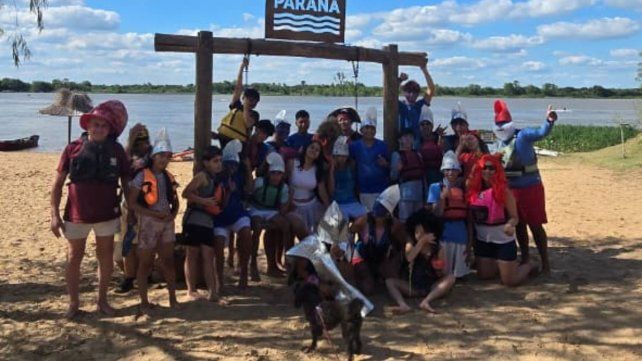 Una remada de disfraces en el Río Paraná