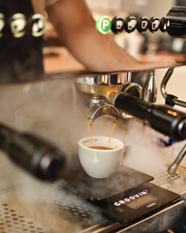 El rol del barista que se encarga de preparar y servir el café cobró una gran importancia en las cafeterías de especialidad.