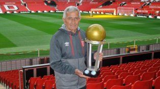 Juan Ramón Verón, el trofeo de la Copa Intercontinental y el mítico Old Trafford de fondo.