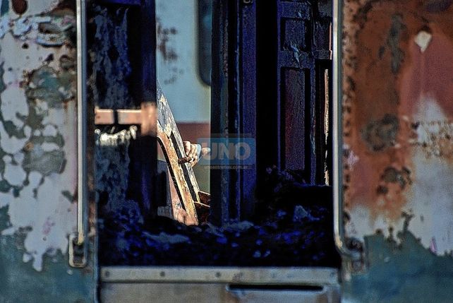 Paraná: desguazan y venden como chatarra vagones del tren incendiados