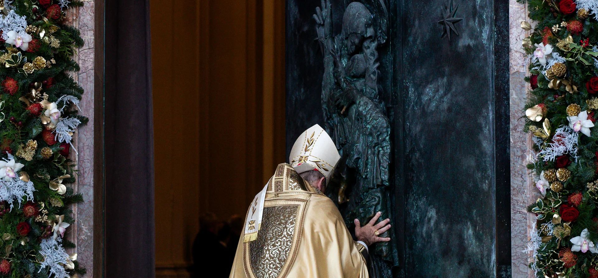 El cardenal vicario de Roma, Baldassare Reina, abre la Puerta Santa para el año santo católico del jubileo 2025 en la Basílica de San Juan de Letrán, Roma, Italia. Fotografía: Angelo Carconi/EPA El cardenal vicario de Roma, Baldassare Reina, abre la Puerta Santa para el año santo católico del jubileo 2025 en la Basílica de San Juan de Letrán, Roma, Italia. Fotografía: Angelo Carconi/EPA