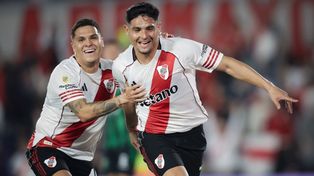 Maxi Salas y Juanfer Quintero celebran la apertura del marcador en Núñez. River sonrió de nuevo, ahora ante San Martín de San Juan, pero no convence.