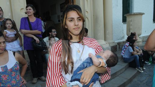 Reclamó su derecho a estudiar y ser mamá con una “tetada”