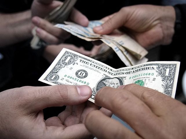 Estiman que la inflación superará el 27% y que el dólar oficial rondará los 5,96 pesos