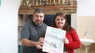 Emilio y Alejandra compran Diario UNO el fin de semana para leerlo en familia.
