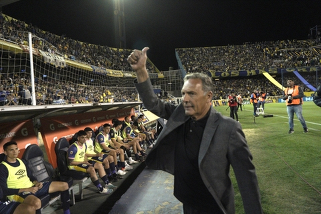 El DT auriazul saluda a la platea en la previa del partido