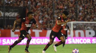 Con el pie derecho. El colombiano Mosquera la lleva junto a Reasco. El lateral leproso tuvo un promisorio estreno.